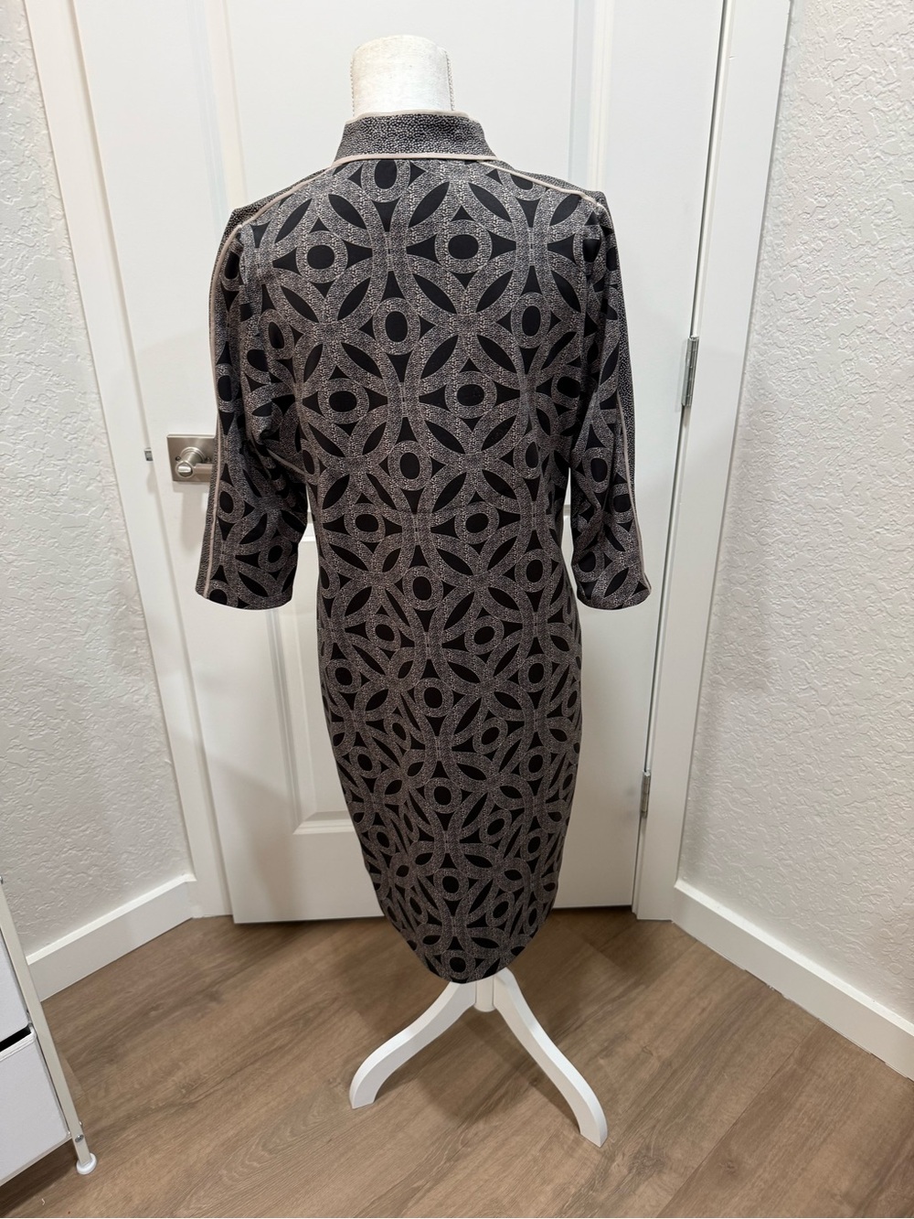 Gretchen Scott Jersey Mandarin Dress in the "Hooplah" print. Size Large Resort - Picture 4 of 8